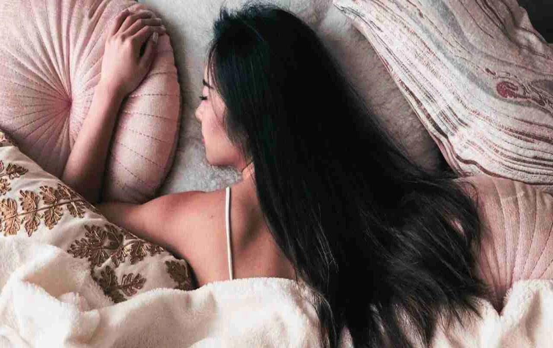 सोने से पहले अपनाएं ये 6 खास हेयर केयर टिप्स, पाएं मुलायम और मजबूत बाल