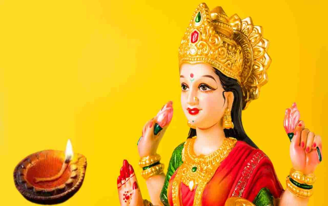 आषाढ़ 2025: इन खास जगहों पर दीपक जलाएं, घर से दूर होगी नकारात्मक ऊर्जा और प्रसन्न होंगी मां लक्ष्मी
