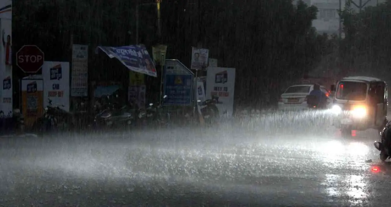 Uttarakhand Weather: 8 जिलों में भारी बारिश का अलर्ट, खराब मौसम के चलते चारधाम यात्रा अस्थायी रूप से रोकी गई